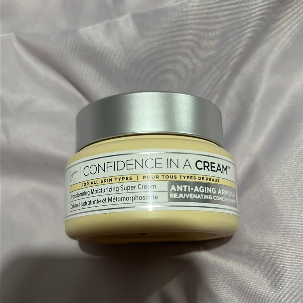 IT Cosmetics Cream and Silver Moisturizer Luxurious Skincare